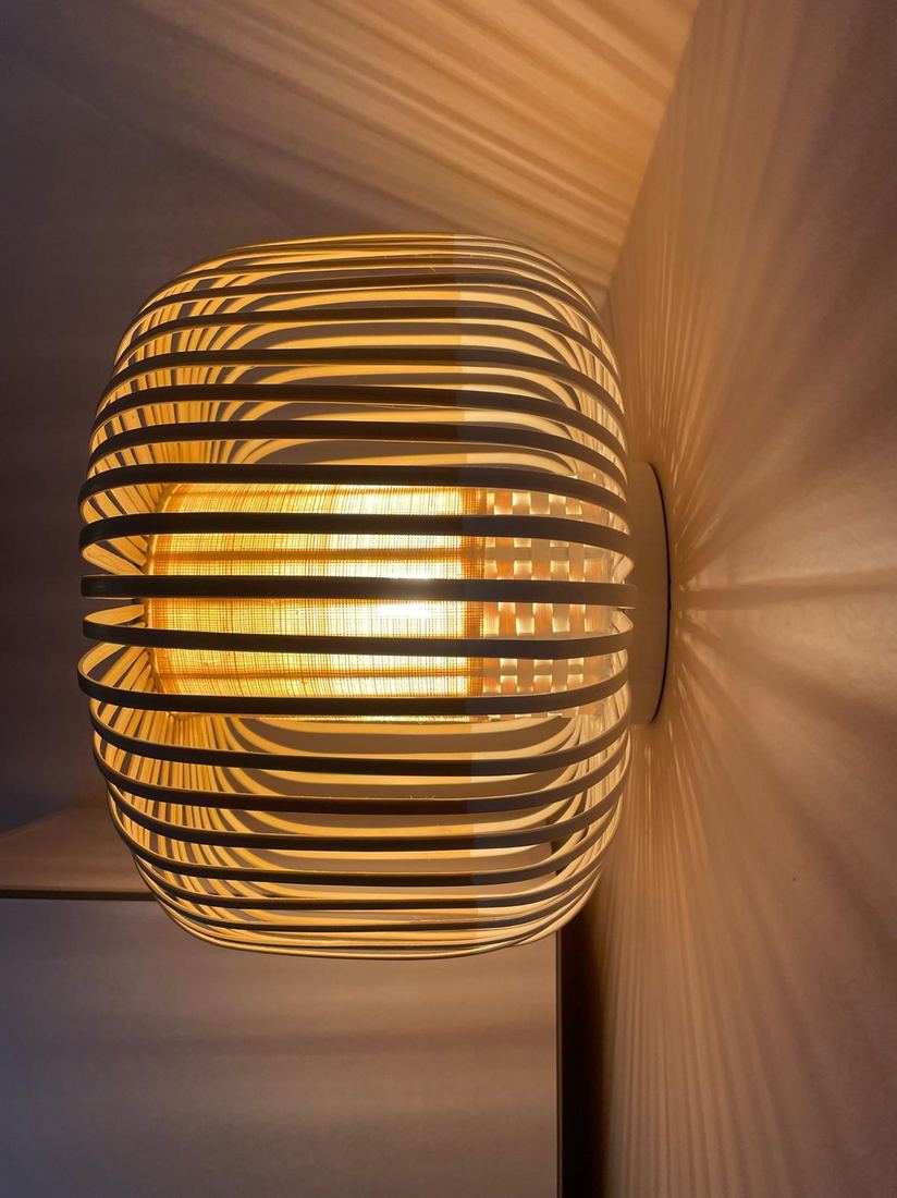 Wandlamp bevestigd en functioneel na herstelling